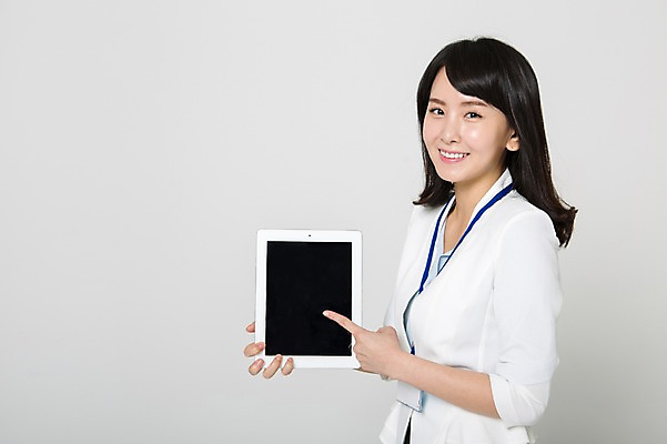 포토 JPG 스튜디오촬영 여자 실내 한명 미소 들기 정장 상반신 20대 성인 옆모습 태블릿 터치 한국인 가리킴 비즈니스우먼 사원증 청년여자한명만 성인여자한명만 국내포토 1 옷 뷰포인트 비즈니스 모션 표정 사람 동양인 손짓 청년 내부 전자제품 스마트기기 직장인 여자한명만 성인여자만 청년여자만 파일형식