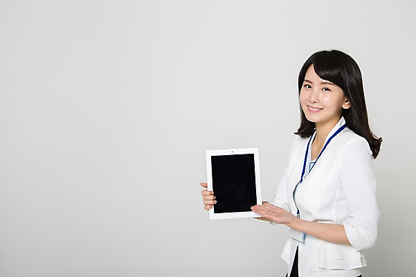 포토 JPG 스튜디오촬영 여자 안내 실내 한명 미소 들기 정장 손짓 상반신 20대 성인 옆모습 태블릿 한국인 비즈니스우먼 사원증 청년여자한명만 성인여자한명만 국내포토 1 옷 뷰포인트 비즈니스 모션 표정 사람 동양인 청년 내부 전자제품 스마트기기 직장인 여자한명만 성인여자만 청년여자만 파일형식