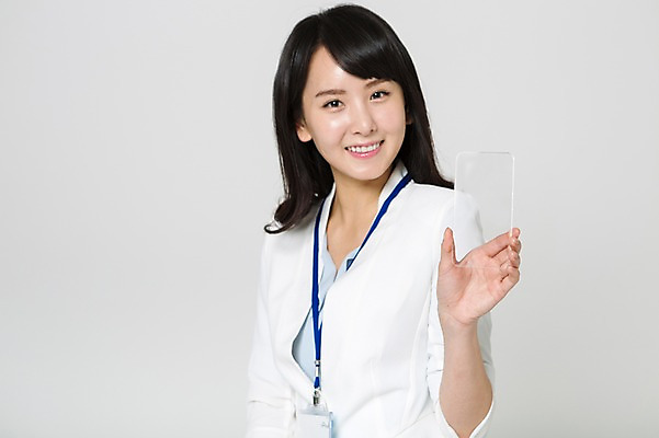 포토 JPG 스튜디오촬영 여자 알림판 실내 한명 미소 들기 정장 상반신 20대 성인 앞모습 한국인 비즈니스우먼 사원증 아크릴 청년여자한명만 성인여자한명만 국내포토 1 옷 뷰포인트 비즈니스 모션 재질 표정 사람 동양인 청년 내부 직장인 여자한명만 성인여자만 청년여자만 파일형식