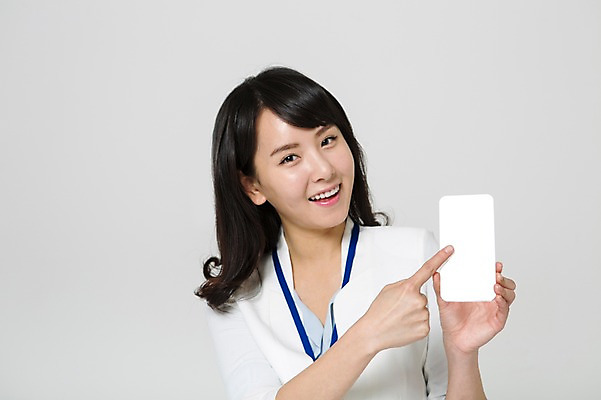 포토 JPG 스튜디오촬영 여자 알림판 실내 한명 미소 들기 정장 상반신 20대 성인 앞모습 터치 한국인 가리킴 비즈니스우먼 사원증 아크릴 청년여자한명만 성인여자한명만 국내포토 1 옷 뷰포인트 비즈니스 모션 재질 표정 사람 동양인 손짓 청년 내부 직장인 여자한명만 성인여자만 청년여자만 파일형식