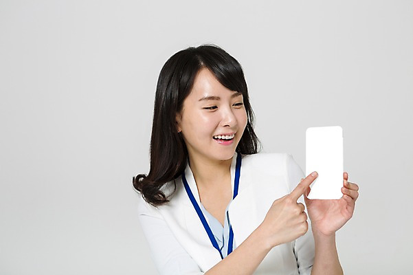 포토 JPG 스튜디오촬영 여자 알림판 실내 한명 미소 들기 정장 상반신 20대 성인 앞모습 터치 한국인 가리킴 비즈니스우먼 사원증 아크릴 청년여자한명만 성인여자한명만 국내포토 1 옷 뷰포인트 비즈니스 모션 재질 표정 사람 동양인 손짓 청년 내부 직장인 여자한명만 성인여자만 청년여자만 파일형식