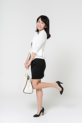 포토 JPG 스튜디오촬영 전신 여자 실내 한명 서기 미소 들기 정장 20대 성인 옆모습 한국인 핸드백 비즈니스우먼 하이힐 다리들기 청년여자한명만 성인여자한명만 국내포토 1 옷 구두 뷰포인트 가방 비즈니스 모션 표정 사람 동양인 청년 내부 직장인 여성화 여자한명만 성인여자만 청년여자만 파일형식