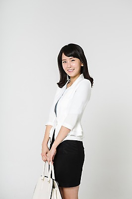 포토 JPG 스튜디오촬영 여자 실내 한명 서기 미소 들기 정장 상반신 20대 성인 옆모습 한국인 핸드백 비즈니스우먼 청년여자한명만 성인여자한명만 국내포토 1 옷 뷰포인트 가방 비즈니스 모션 표정 사람 동양인 청년 내부 직장인 여자한명만 성인여자만 청년여자만 파일형식