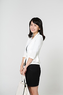 포토 JPG 스튜디오촬영 여자 실내 한명 서기 미소 들기 정장 상반신 20대 성인 옆모습 한국인 핸드백 비즈니스우먼 청년여자한명만 성인여자한명만 국내포토 1 옷 뷰포인트 가방 비즈니스 모션 표정 사람 동양인 청년 내부 직장인 여자한명만 성인여자만 청년여자만 파일형식