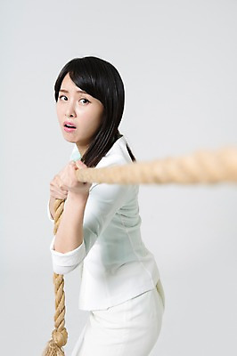 포토 JPG 스튜디오촬영 여자 밧줄 실내 입벌림 한명 서기 정장 상반신 20대 성인 옆모습 한국인 잡기 비즈니스우먼 당기기 줄다리기 노려봄 청년여자한명만 성인여자한명만 국내포토 1 옷 줄 뷰포인트 비즈니스 모션 놀이 표정 사람 동양인 청년 내부 직장인 여자한명만 성인여자만 청년여자만 파일형식