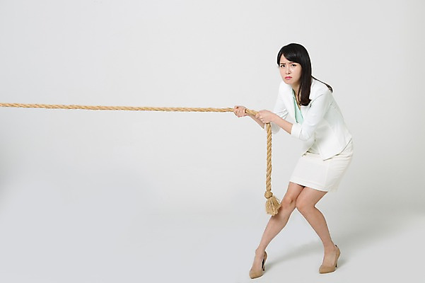 포토 JPG 스튜디오촬영 전신 여자 밧줄 실내 한명 서기 정장 20대 성인 앞모습 한국인 잡기 비즈니스우먼 찡그림 당기기 하이힐 줄다리기 청년여자한명만 성인여자한명만 국내포토 1 옷 줄 구두 뷰포인트 비즈니스 모션 놀이 표정 사람 동양인 청년 내부 직장인 여성화 여자한명만 성인여자만 청년여자만 파일형식