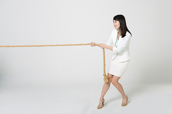 포토 JPG 스튜디오촬영 전신 응시 여자 밧줄 실내 한명 서기 미소 정장 20대 성인 앞모습 한국인 잡기 비즈니스우먼 당기기 하이힐 줄다리기 청년여자한명만 성인여자한명만 국내포토 1 시선 옷 줄 구두 뷰포인트 비즈니스 모션 놀이 표정 사람 동양인 청년 내부 직장인 여성화 여자한명만 성인여자만 청년여자만 파일형식