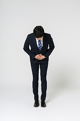 포토 JPG 스튜디오촬영 전신 남자 구두 실내 허리숙이기 한명 서기 정장 20대 성인 앞모습 한국인 비즈니스맨 손모으기 배꼽인사 청년남자한명만 성인남자한명만 국내포토 1 옷 뷰포인트 신발 비즈니스 모션 숙이기 사람 동양인 손짓 청년 내부 인사 직장인 남자한명만 성인남자만 청년남자만 파일형식