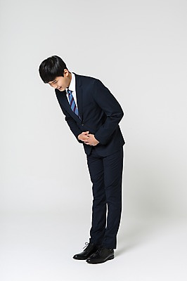 포토 JPG 스튜디오촬영 전신 남자 구두 실내 허리숙이기 한명 서기 정장 20대 성인 옆모습 한국인 비즈니스맨 손모으기 배꼽인사 청년남자한명만 성인남자한명만 국내포토 1 옷 뷰포인트 신발 비즈니스 모션 숙이기 사람 동양인 손짓 청년 내부 인사 직장인 남자한명만 성인남자만 청년남자만 파일형식