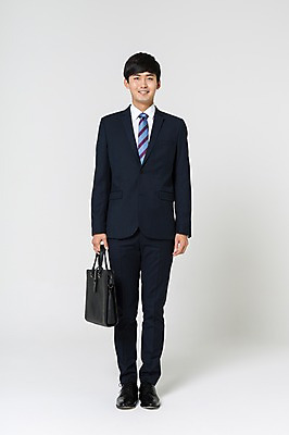 포토 JPG 스튜디오촬영 전신 남자 구두 서류가방 실내 한명 서기 미소 들기 정장 20대 성인 앞모습 한국인 비즈니스맨 차렷 청년남자한명만 성인남자한명만 국내포토 1 옷 뷰포인트 포즈 신발 가방 비즈니스 모션 표정 사람 동양인 청년 내부 직장인 남자한명만 성인남자만 청년남자만 파일형식