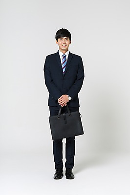 포토 JPG 스튜디오촬영 전신 남자 구두 서류가방 실내 한명 서기 미소 들기 정장 20대 성인 앞모습 한국인 비즈니스맨 손모으기 배꼽인사 청년남자한명만 성인남자한명만 국내포토 1 옷 뷰포인트 신발 가방 비즈니스 모션 표정 사람 동양인 손짓 청년 내부 인사 직장인 남자한명만 성인남자만 청년남자만 파일형식