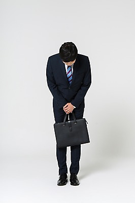 포토 JPG 스튜디오촬영 전신 남자 구두 서류가방 실내 허리숙이기 한명 서기 들기 정장 20대 성인 앞모습 한국인 비즈니스맨 손모으기 배꼽인사 청년남자한명만 성인남자한명만 국내포토 1 옷 뷰포인트 신발 가방 비즈니스 모션 숙이기 사람 동양인 손짓 청년 내부 인사 직장인 남자한명만 성인남자만 청년남자만 파일형식