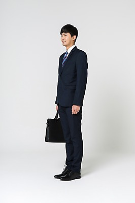 포토 JPG 스튜디오촬영 전신 남자 구두 서류가방 실내 한명 서기 미소 들기 정장 20대 성인 옆모습 한국인 비즈니스맨 차렷 청년남자한명만 성인남자한명만 국내포토 1 옷 뷰포인트 포즈 신발 가방 비즈니스 모션 표정 사람 동양인 청년 내부 직장인 남자한명만 성인남자만 청년남자만 파일형식