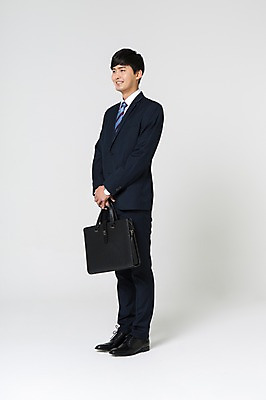 포토 JPG 스튜디오촬영 전신 남자 구두 서류가방 실내 한명 서기 미소 들기 정장 20대 성인 옆모습 한국인 비즈니스맨 손모으기 배꼽인사 청년남자한명만 성인남자한명만 국내포토 1 옷 뷰포인트 신발 가방 비즈니스 모션 표정 사람 동양인 손짓 청년 내부 인사 직장인 남자한명만 성인남자만 청년남자만 파일형식