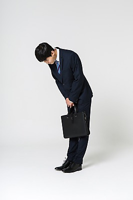 포토 JPG 스튜디오촬영 전신 남자 구두 서류가방 실내 허리숙이기 한명 서기 들기 정장 20대 성인 옆모습 한국인 비즈니스맨 손모으기 배꼽인사 청년남자한명만 성인남자한명만 국내포토 1 옷 뷰포인트 신발 가방 비즈니스 모션 숙이기 사람 동양인 손짓 청년 내부 인사 직장인 남자한명만 성인남자만 청년남자만 파일형식