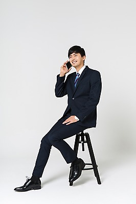 포토 JPG 스튜디오촬영 전신 남자 구두 의자 실내 한명 미소 들기 앉기 정장 20대 성인 옆모습 스마트폰 한국인 비즈니스맨 통화 청년남자한명만 성인남자한명만 국내포토 1 옷 뷰포인트 가구 신발 비즈니스 모션 표정 사람 동양인 청년 내부 핸드폰 스마트기기 직장인 남자한명만 성인남자만 청년남자만 파일형식 직업 생활용품 인종 전자제품 남자만 청년만 성인만 오브젝트