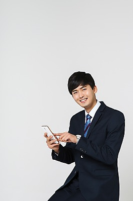 포토 JPG 스튜디오촬영 남자 실내 한명 미소 들기 앉기 정장 상반신 20대 성인 옆모습 스마트폰 터치 한국인 가리킴 비즈니스맨 청년남자한명만 성인남자한명만 국내포토 1 옷 뷰포인트 비즈니스 모션 표정 사람 동양인 손짓 청년 내부 핸드폰 스마트기기 직장인 남자한명만 성인남자만 청년남자만 파일형식