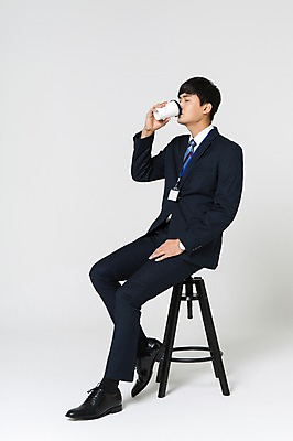 포토 JPG 스튜디오촬영 전신 남자 커피 구두 의자 실내 한명 들기 앉기 정장 20대 성인 옆모습 눈감음 한국인 마시기 비즈니스맨 테이크아웃 사원증 청년남자한명만 성인남자한명만 국내포토 1 옷 음료 뷰포인트 가구 신발 비즈니스 모션 사람 동양인 청년 내부 직장인 남자한명만 성인남자만 청년남자만 파일형식