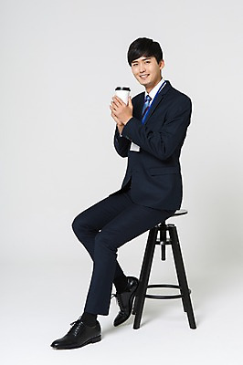 포토 JPG 스튜디오촬영 전신 남자 커피 구두 의자 실내 한명 미소 들기 앉기 정장 20대 성인 옆모습 한국인 비즈니스맨 테이크아웃 사원증 청년남자한명만 성인남자한명만 국내포토 1 옷 음료 뷰포인트 가구 신발 비즈니스 모션 표정 사람 동양인 청년 내부 직장인 남자한명만 성인남자만 청년남자만 파일형식