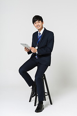 포토 JPG 스튜디오촬영 전신 남자 구두 의자 실내 한명 미소 들기 앉기 정장 20대 성인 옆모습 태블릿 한국인 비즈니스맨 사원증 청년남자한명만 성인남자한명만 국내포토 1 옷 뷰포인트 가구 신발 비즈니스 모션 표정 사람 동양인 청년 내부 전자제품 스마트기기 직장인 남자한명만 성인남자만 청년남자만 파일형식