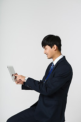 포토 JPG 스튜디오촬영 남자 실내 한명 미소 들기 앉기 정장 상반신 20대 성인 옆모습 태블릿 터치 한국인 가리킴 비즈니스맨 청년남자한명만 성인남자한명만 국내포토 1 옷 뷰포인트 비즈니스 모션 표정 사람 동양인 손짓 청년 내부 전자제품 스마트기기 직장인 남자한명만 성인남자만 청년남자만 파일형식