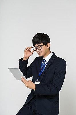 포토 JPG 스튜디오촬영 남자 안경 실내 한명 미소 들기 앉기 정장 상반신 20대 성인 태블릿 한국인 비즈니스맨 사원증 청년남자한명만 성인남자한명만 안경낌 국내포토 1 잡화 옷 비즈니스 모션 표정 사람 동양인 청년 내부 전자제품 스마트기기 직장인 남자한명만 성인남자만 청년남자만 파일형식
