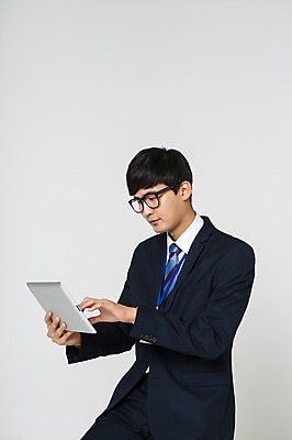 포토 JPG 스튜디오촬영 남자 안경 실내 한명 들기 앉기 정장 상반신 20대 성인 태블릿 터치 한국인 비즈니스맨 사원증 청년남자한명만 성인남자한명만 안경낌 국내포토 1 잡화 옷 비즈니스 모션 사람 동양인 청년 내부 전자제품 스마트기기 직장인 남자한명만 성인남자만 청년남자만 파일형식