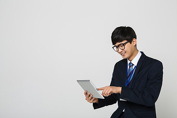 포토 JPG 스튜디오촬영 남자 안경 실내 한명 미소 들기 앉기 정장 상반신 20대 성인 태블릿 터치 한국인 가리킴 비즈니스맨 사원증 청년남자한명만 성인남자한명만 안경낌 국내포토 1 잡화 옷 비즈니스 모션 표정 사람 동양인 손짓 청년 내부 전자제품 스마트기기 직장인 남자한명만 성인남자만 청년남자만 파일형식