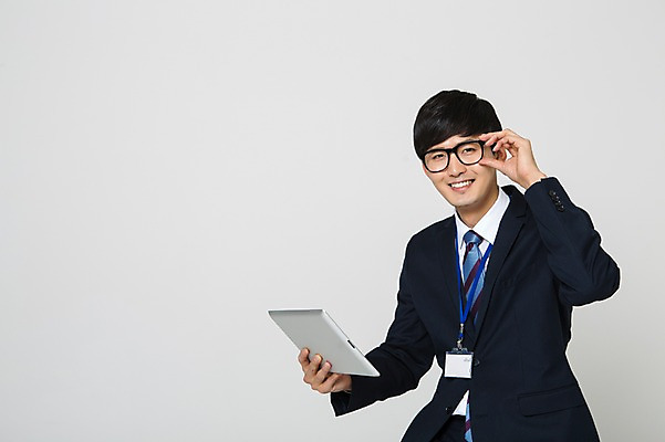포토 JPG 스튜디오촬영 남자 안경 실내 한명 미소 들기 앉기 정장 상반신 20대 성인 태블릿 한국인 비즈니스맨 사원증 청년남자한명만 성인남자한명만 안경낌 국내포토 1 잡화 옷 비즈니스 모션 표정 사람 동양인 청년 내부 전자제품 스마트기기 직장인 남자한명만 성인남자만 청년남자만 파일형식