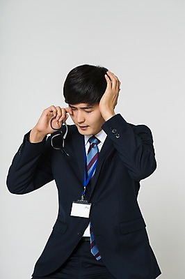 포토 JPG 스튜디오촬영 남자 안경 실내 피곤 한명 들기 정장 상반신 20대 성인 앞모습 눈감음 한국인 비즈니스맨 불만 사원증 청년남자한명만 성인남자한명만 눈비비기 국내포토 1 잡화 옷 감정 뷰포인트 컨셉 비즈니스 모션 사람 동양인 청년 내부 직장인 남자한명만 성인남자만 청년남자만 파일형식