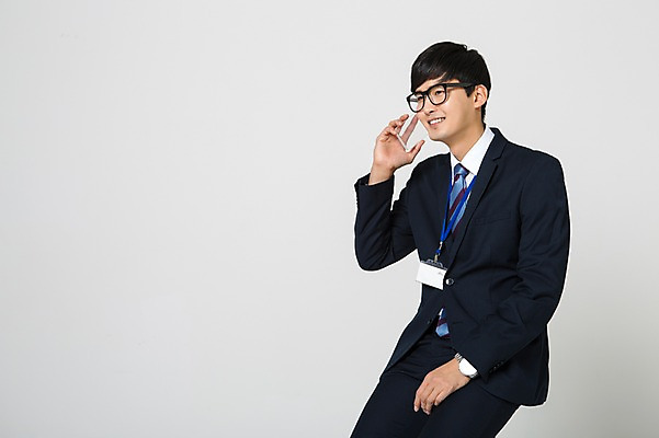 포토 JPG 스튜디오촬영 남자 안경 알림판 실내 한명 미소 들기 앉기 정장 상반신 20대 성인 옆모습 한국인 비즈니스맨 통화 사원증 아크릴 청년남자한명만 성인남자한명만 안경낌 국내포토 1 잡화 옷 뷰포인트 비즈니스 모션 재질 표정 사람 동양인 청년 내부 직장인 남자한명만 성인남자만 청년남자만 파일형식