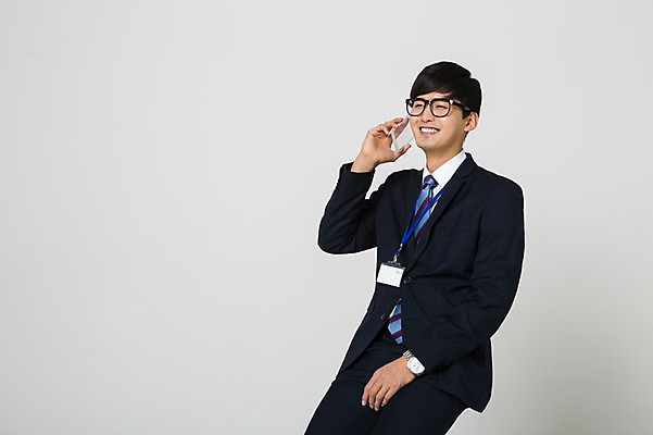 포토 JPG 스튜디오촬영 남자 안경 알림판 실내 한명 미소 들기 앉기 정장 상반신 20대 성인 옆모습 한국인 비즈니스맨 통화 사원증 아크릴 청년남자한명만 성인남자한명만 안경낌 국내포토 1 잡화 옷 뷰포인트 비즈니스 모션 재질 표정 사람 동양인 청년 내부 직장인 남자한명만 성인남자만 청년남자만 파일형식