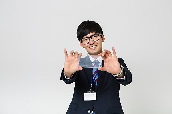 포토 JPG 스튜디오촬영 남자 안경 알림판 실내 한명 미소 들기 정장 상반신 20대 성인 앞모습 한국인 비즈니스맨 사원증 아크릴 청년남자한명만 성인남자한명만 안경낌 국내포토 1 잡화 옷 뷰포인트 비즈니스 모션 재질 표정 사람 동양인 청년 내부 직장인 남자한명만 성인남자만 청년남자만 파일형식