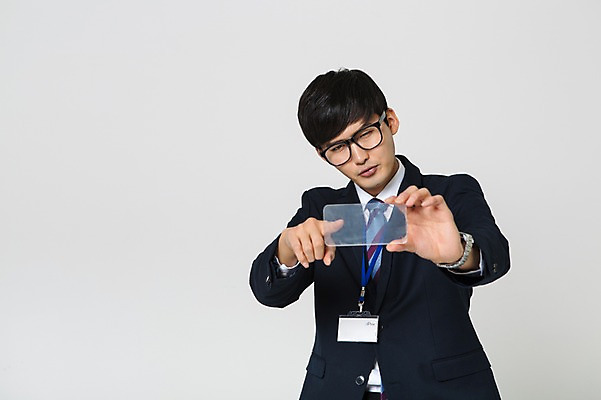포토 JPG 스튜디오촬영 남자 안경 알림판 실내 한명 들기 정장 상반신 20대 성인 앞모습 터치 한국인 검지손가락 가리킴 비즈니스맨 사원증 노려봄 아크릴 청년남자한명만 성인남자한명만 안경낌 국내포토 1 잡화 옷 뷰포인트 비즈니스 손가락 모션 재질 표정 사람 동양인 손짓 청년 내부 직장인 남자한명만 성인남자만 청년남자만 파일형식