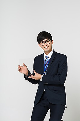 포토 JPG 스튜디오촬영 남자 안경 알림판 실내 한명 미소 들기 앉기 정장 상반신 20대 성인 앞모습 한국인 비즈니스맨 아크릴 청년남자한명만 성인남자한명만 안경낌 국내포토 1 잡화 옷 뷰포인트 비즈니스 모션 재질 표정 사람 동양인 청년 내부 직장인 남자한명만 성인남자만 청년남자만 파일형식
