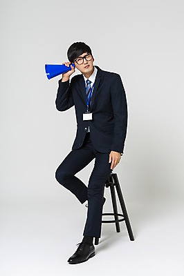 포토 JPG 스튜디오촬영 전신 남자 안경 구두 의자 실내 한명 들기 앉기 정장 20대 성인 확성기 듣기 한국인 비즈니스맨 사원증 청년남자한명만 성인남자한명만 안경낌 국내포토 1 잡화 옷 가구 신발 비즈니스 모션 사람 동양인 청년 내부 직장인 남자한명만 성인남자만 청년남자만 파일형식