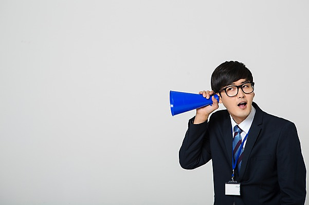 포토 JPG 스튜디오촬영 남자 안경 실내 입벌림 한명 들기 정장 상반신 20대 성인 앞모습 확성기 듣기 한국인 비즈니스맨 사원증 청년남자한명만 성인남자한명만 안경낌 국내포토 1 잡화 옷 뷰포인트 비즈니스 모션 표정 사람 동양인 청년 내부 직장인 남자한명만 성인남자만 청년남자만 파일형식
