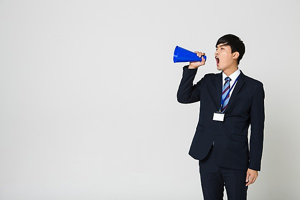 포토 JPG 스튜디오촬영 남자 실내 입벌림 한명 서기 들기 정장 상반신 20대 성인 앞모습 확성기 외침 한국인 비즈니스맨 사원증 청년남자한명만 성인남자한명만 국내포토 1 옷 뷰포인트 비즈니스 모션 표정 사람 동양인 청년 내부 소리 직장인 남자한명만 성인남자만 청년남자만 파일형식