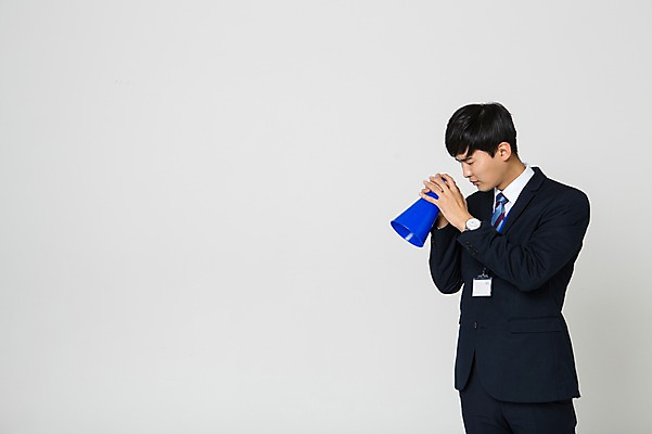 포토 JPG 스튜디오촬영 응시 남자 실내 한명 서기 들기 정장 상반신 20대 성인 확성기 한국인 관찰 비즈니스맨 사원증 청년남자한명만 성인남자한명만 국내포토 1 시선 옷 비즈니스 모션 사람 동양인 청년 내부 직장인 남자한명만 성인남자만 청년남자만 파일형식