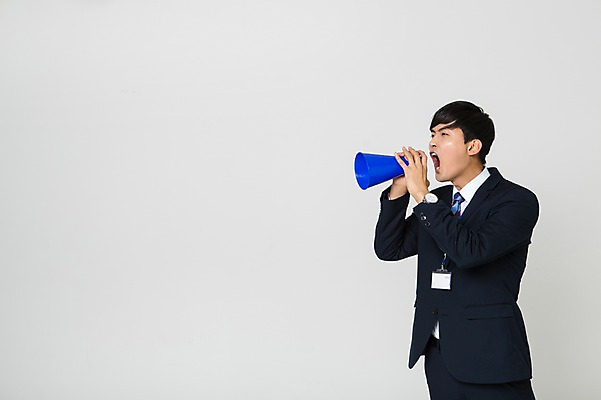 포토 JPG 스튜디오촬영 남자 실내 입벌림 한명 서기 들기 정장 상반신 20대 성인 옆모습 확성기 외침 한국인 비즈니스맨 사원증 청년남자한명만 성인남자한명만 국내포토 1 옷 뷰포인트 비즈니스 모션 표정 사람 동양인 청년 내부 소리 직장인 남자한명만 성인남자만 청년남자만 파일형식