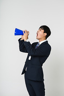 포토 JPG 스튜디오촬영 남자 실내 입벌림 한명 서기 들기 정장 상반신 20대 성인 옆모습 확성기 외침 한국인 비즈니스맨 사원증 청년남자한명만 성인남자한명만 국내포토 1 옷 뷰포인트 비즈니스 모션 표정 사람 동양인 청년 내부 소리 직장인 남자한명만 성인남자만 청년남자만 파일형식