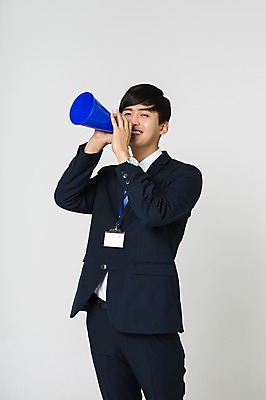 포토 JPG 스튜디오촬영 남자 실내 한명 서기 미소 들기 정장 상반신 20대 성인 앞모습 확성기 한국인 비즈니스맨 사원증 청년남자한명만 성인남자한명만 국내포토 1 옷 뷰포인트 비즈니스 모션 표정 사람 동양인 청년 내부 직장인 남자한명만 성인남자만 청년남자만 파일형식