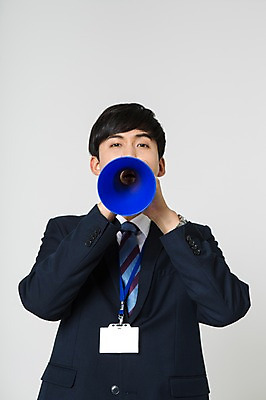 포토 JPG 스튜디오촬영 남자 실내 말하기 한명 들기 정장 상반신 20대 성인 앞모습 확성기 한국인 비즈니스맨 사원증 청년남자한명만 성인남자한명만 국내포토 1 옷 뷰포인트 비즈니스 모션 사람 동양인 청년 내부 직장인 남자한명만 성인남자만 청년남자만 파일형식