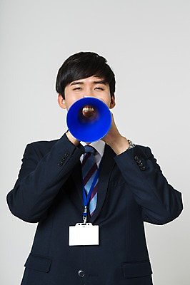 포토 JPG 스튜디오촬영 남자 실내 말하기 한명 미소 들기 정장 상반신 20대 성인 앞모습 확성기 한국인 비즈니스맨 눈웃음 사원증 청년남자한명만 성인남자한명만 국내포토 1 옷 뷰포인트 비즈니스 모션 표정 사람 동양인 청년 내부 직장인 남자한명만 성인남자만 청년남자만 파일형식