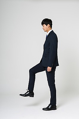 포토 JPG 스튜디오촬영 전신 남자 구두 실내 한명 정장 20대 성인 옆모습 걷기 한국인 비즈니스맨 오르기 차렷 청년남자한명만 성인남자한명만 국내포토 1 옷 뷰포인트 포즈 신발 비즈니스 모션 사람 동양인 청년 내부 직장인 남자한명만 성인남자만 청년남자만 파일형식