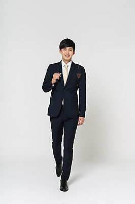 포토 JPG 스튜디오촬영 전신 남자 구두 실내 한명 미소 정장 20대 성인 앞모습 걷기 한국인 비즈니스맨 출근 백팩 청년남자한명만 성인남자한명만 국내포토 1 옷 뷰포인트 신발 가방 비즈니스 모션 표정 사람 동양인 청년 내부 직장인 출퇴근 남자한명만 성인남자만 청년남자만 파일형식