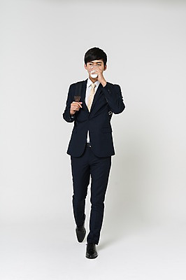 포토 JPG 스튜디오촬영 전신 남자 커피 구두 실내 한명 들기 정장 20대 성인 앞모습 걷기 한국인 마시기 비즈니스맨 출근 테이크아웃 백팩 청년남자한명만 성인남자한명만 국내포토 1 옷 음료 뷰포인트 신발 가방 비즈니스 모션 사람 동양인 청년 내부 직장인 출퇴근 남자한명만 성인남자만 청년남자만 파일형식