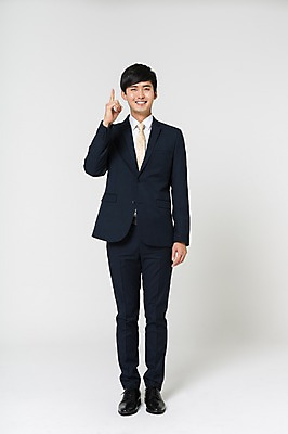포토 JPG 스튜디오촬영 전신 남자 구두 실내 한명 서기 미소 정장 20대 성인 앞모습 한국인 검지손가락 가리킴 비즈니스맨 청년남자한명만 성인남자한명만 국내포토 1 옷 뷰포인트 신발 비즈니스 손가락 모션 표정 사람 동양인 손짓 청년 내부 직장인 남자한명만 성인남자만 청년남자만 파일형식