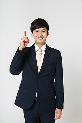 포토 JPG 스튜디오촬영 남자 실내 한명 서기 미소 정장 상반신 20대 성인 앞모습 한국인 검지손가락 가리킴 비즈니스맨 청년남자한명만 성인남자한명만 국내포토 1 옷 뷰포인트 비즈니스 손가락 모션 표정 사람 동양인 손짓 청년 내부 직장인 남자한명만 성인남자만 청년남자만 파일형식