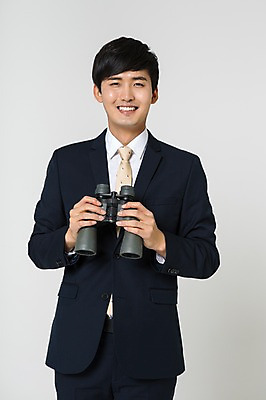 포토 JPG 스튜디오촬영 남자 실내 한명 서기 미소 들기 정장 상반신 20대 성인 앞모습 쌍안경 한국인 비즈니스맨 청년남자한명만 성인남자한명만 국내포토 1 옷 뷰포인트 비즈니스 모션 표정 사람 동양인 청년 내부 망원경 직장인 남자한명만 성인남자만 청년남자만 파일형식